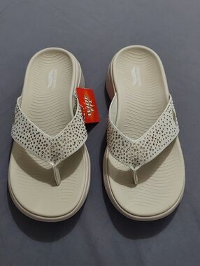 NWT Skechers Arch Fit Go Walk Rhinestone Sandals Wide Fit Size 8
